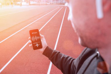 Eğitim müziği. Yaşam stili egzersiz adamı eğitimi. Spor yapan genç ve güzel bir adam. Spor müziği ve sağlıklı yaşam tarzı.