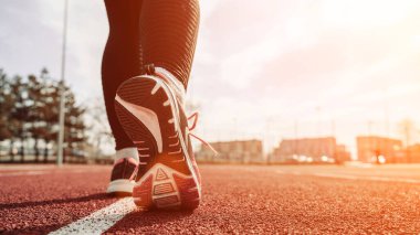 Spor koşucusu kız eğitimi. Kadın egzersizi yap. Koşan ayaklar yolda, ayakkabıya yakın gidiyor. Fitness, spor, yaşam tarzı konsepti