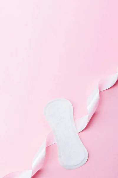 Kvinnliga Hygieniska Menstruationsdynor Menstruation Servett För Kvinna Hygien Rosa Bakgrund — Stockfoto