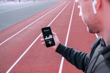 Eğitim müziği. Yaşam stili egzersiz adamı eğitimi. Spor yapan genç ve güzel bir adam. Spor müziği ve sağlıklı yaşam tarzı.