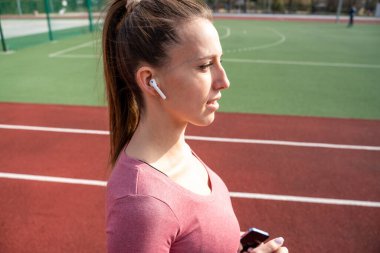 Eğitim müziği. Yaşam tarzı egzersiz yapan kadın eğitimi. Spor yapan genç ve güzel bir kız. Spor müziği ve sağlıklı yaşam tarzı.