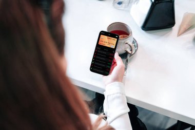 İnternet tabanlı bankacılık. İnternet banka uygulamalı cep telefonu olan bir kız. Kredi kartı cüzdanı başvurusu. Çevrimiçi cüzdan tasarruf