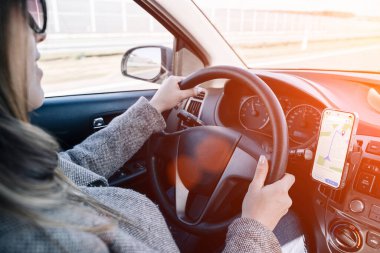 Navigasyon otomatik harita sistemi GPS. Seyahat yolunda otomobilde akıllı telefon ekranında küresel konumlandırma sistemi. Akıllı telefon uygulama sistemi ile GPS navigasyonu