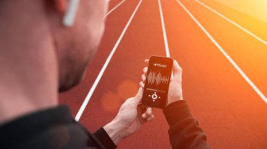 Spor müziği. Yaşam stili egzersiz adamı eğitimi. Kulaklıklı bir erkek. Spor müziği ve sağlıklı yaşam tarzı.