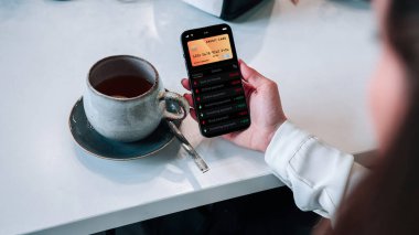 Mobil bankacılık ağı. İnternet banka başvurusu olan akıllı bir telefon. Banka kartı cüzdanı uygulaması. Para cüzdanını kaydet