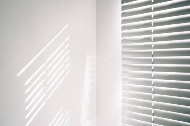 Gölge arkaplanı. Güneş ışığı mimarisi, aydınlık arkaplan, beyaz doku duvarının penceresinden siyah gölge örtüsü. Ürün sunumu, arkaplan ve maket, yaz mevsimi konsepti