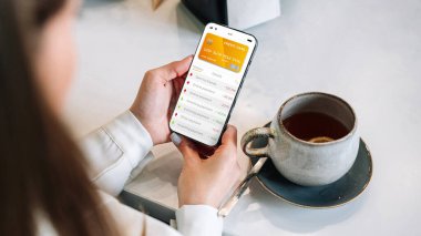 İnternet tabanlı bankacılık. İnternet banka uygulamalı cep telefonu olan bir kız. Kredi kartı cüzdanı başvurusu. Çevrimiçi cüzdan tasarruf