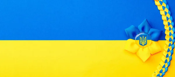 우크라이나 배경을 표시한다 우크라이나 모양의 삼지창 파란색 깃발에 우크라 이나를 — 스톡 사진