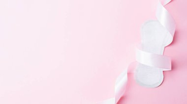 Kadınsı hijyen adet pedleri. Pembe arka planda kadın hijyeni için peçete. Adet dönemi kadınsı. Adet, kritik günler, sıfır atık, ekoloji, ekoloji bayrağı