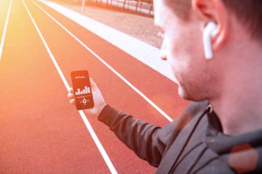 Spor müziği. Yaşam stili egzersiz adamı eğitimi. Kulaklıklı bir erkek. Spor müziği ve sağlıklı yaşam tarzı.