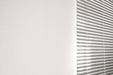 Duvardaki gölgeler. Soyut ışık, beyaz doku duvarındaki pencerenin siyah gölgesi. Güneş ışığı mimarisi arka planı. Ürün sunumu, arkaplan ve modelleme için, yaz mevsimi konsepti