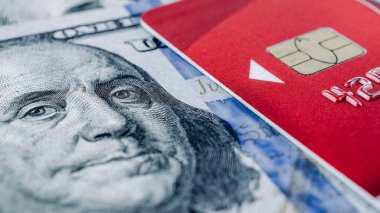 Para yığını kredi kartı. 100 dolarlık Amerika bankamatik kartı. Kullanıcı parası