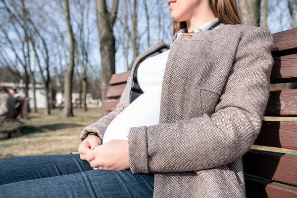 妊娠中の歩行女性 腹が立つ 妊娠中の歩く性質 夏の公園で幸せな妊産婦 積極的な妊娠 — ストック写真