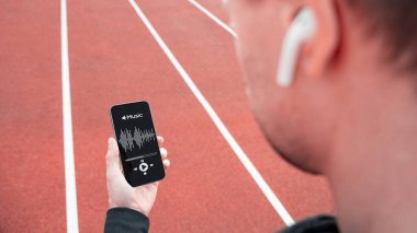 Egzersiz müziği. Parkta koşmak. Spor yaşam tarzı egzersiz adamı eğitimi. Fitness, spor müziği yaşam tarzı konsepti