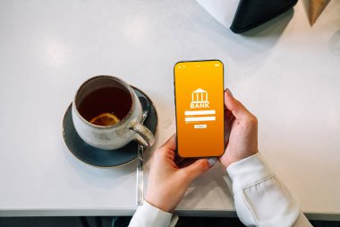 Mobil bankacılık uygulaması. İnternet banka uygulamalı cep telefonu olan bir kız. Kredi kartı cüzdanı başvurusu. Para biriktir iş cüzdanı