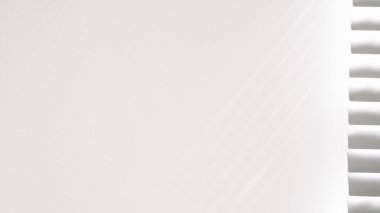 Gölge zemin. Soyut ışık, beyaz doku duvarındaki pencerenin siyah gölgesi. Güneş ışığı mimarisi arka planı. Fotoğraf ve tasarım için üstüste koyma efekti