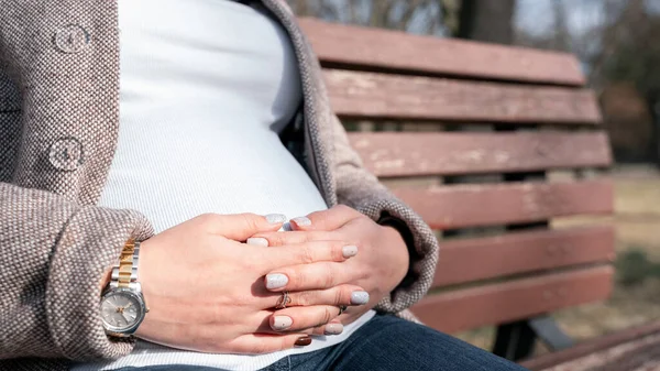 Graviditet Gående Kvinna Älskling Magen Gravid Promenad Natur Lycklig Mamma — Stockfoto