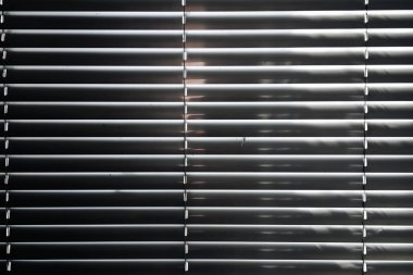 Duvardaki gölgeler. Soyut ışık, beyaz doku duvarındaki pencerenin siyah gölgesi. Güneş ışığı mimarisi arka planı. Ürün sunumu, arkaplan ve modelleme için, yaz mevsimi konsepti