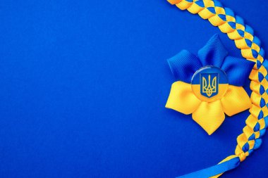 Ukrayna bayrak sembolü arka plan. Mavi pankartta izole edilmiş Ukrayna çiçek mızrağı sembolü. Ukrayna kavramını destekle