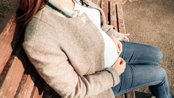 Zwangerschap Wandelende Vrouw Baby Buik Zwangere Wandeling Natuur Gelukkige Moeder — Stockfoto