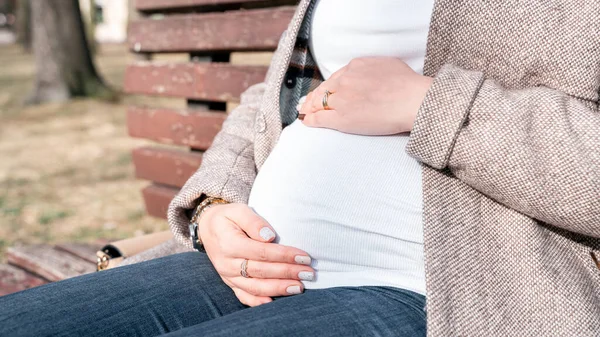 Hälsosam Graviditet Kvinna Lycklig Mamma Sommarparken Älskling Magen Gravid Gång — Stockfoto