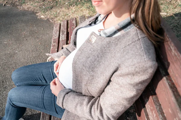 Zwangerschap Wandelende Vrouw Baby Buik Zwangere Wandeling Natuur Gelukkige Moeder — Stockfoto