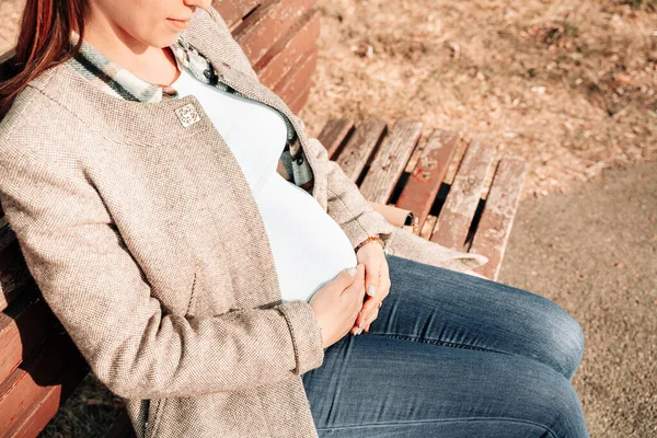 妊娠中の活動女性 妊娠中の歩行自然 夏の公園で幸せな妊産婦 腹が立つ 健康な妊娠 — ストック写真