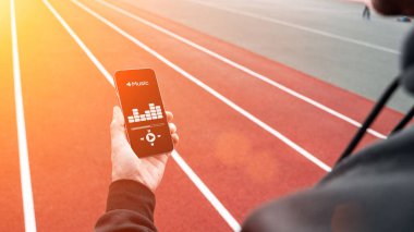 Eğitim müziği. Yaşam stili egzersiz adamı eğitimi. Spor yapan genç ve güzel bir adam. Spor müziği ve sağlıklı yaşam tarzı.