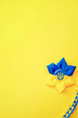 Mavi sarı arka plan. Sarı üzerine izole edilmiş Ukrayna çiçek mızrağı sembolü. Ukrayna Konseptini Sev