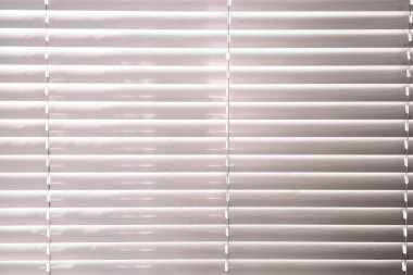 Gölge arkaplanı. Güneş ışığı mimarisi, aydınlık arkaplan, beyaz doku duvarının penceresinden siyah gölge örtüsü. Ürün sunumu, arkaplan ve maket, yaz mevsimi konsepti