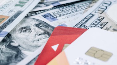 Yüz dolarlık kredi kartı. 100 dolarlık Amerika bankamatik kartı. Para izole edildi, fatura beyaz arkaplan