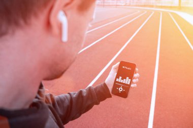 Egzersiz müziği. Parkta koşmak. Spor yaşam tarzı egzersiz adamı eğitimi. Fitness, spor müziği yaşam tarzı konsepti