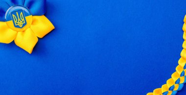 Ukrayna geçmişi. Mavi pankartta izole edilmiş Ukrayna çiçek mızrağı sembolü. Düz yat, boşluğu kopyala