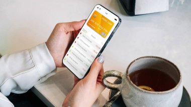 Mobil bankacılık ağı. İnternet banka başvurusu olan akıllı bir telefon. Banka kartı cüzdanı uygulaması. Para cüzdanını kaydet