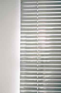 Işıklar gölgeler. Soyut ışık, beyaz doku duvarındaki pencerenin siyah gölgesi. Güneş ışığı mimarisi arka planı. Penceredeki Dokular Işık yansıması