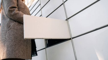 Paket geldi. Posta otomat terminalinde kurye kutusu kadınların elinde. self servis posta terminali ve paket teslimatı kavramı