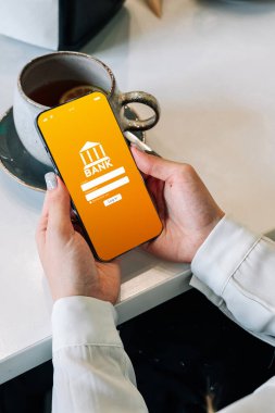 Mobil bankacılık ağı. İnternet banka başvurusu olan akıllı bir telefon. Banka kartı cüzdanı uygulaması. Para cüzdanını kaydet
