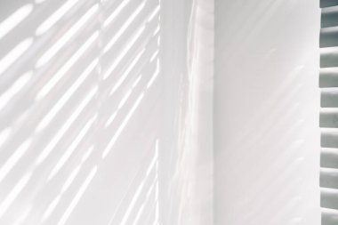 Uzay gölgesi. Güneş ışığı mimarisi, aydınlık arkaplan, beyaz doku duvarının penceresinden siyah gölge örtüsü. Dekoratif ve arkaplan için diyagonal gölge.