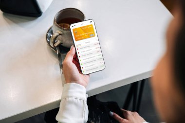 Mobil bankacılık ağı. İnternet banka başvurusu olan akıllı bir telefon. Banka kartı cüzdanı uygulaması. Para cüzdanını kaydet