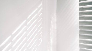 Mimari gölgeler. Güneş ışığı mimarisi, aydınlık arkaplan, beyaz doku duvarının penceresinden siyah gölge örtüsü. Model, poster, durağan, duvar sanatı, tasarım sunumu