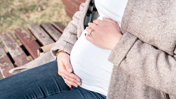 怀孕活动妇女 怀孕走路的天性 夏天公园里的母亲快乐 小腹健康怀孕 — 图库照片