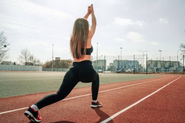 Hamilelik egzersizi. Hamile kadın yoga sporu antrenmanı yapıyor. Dışarıda doğum öncesi sağlıklı spor salonu var. Hamilelik koşusu