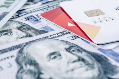 Yüz dolarlık kredi kartı. 100 dolarlık Amerika bankamatik kartı. Para izole edildi, fatura beyaz arkaplan