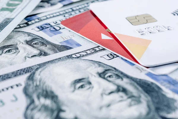 Yüz dolarlık kredi kartı. 100 dolarlık Amerika bankamatik kartı. Para izole edildi, fatura beyaz arkaplan