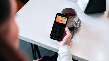 İnternet tabanlı bankacılık. İnternet banka uygulamalı cep telefonu olan bir kız. Kredi kartı cüzdanı başvurusu. Çevrimiçi cüzdan tasarruf