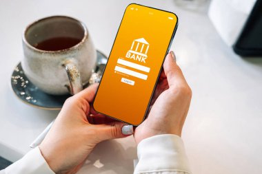 Mobil bankacılık ağı. İnternet banka başvurusu olan akıllı bir telefon. Banka kartı cüzdanı uygulaması. Para cüzdanını kaydet