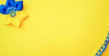 Ukrayna bayrak sembolü arka plan. Sarı pankartta izole edilmiş Ukrayna çiçek mızrağı sembolü. Ukrayna kavramını destekle