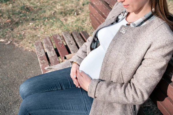 健康な妊娠中の女性 夏の公園で幸せな妊産婦 腹が立つ 妊娠中の歩行自然 期待の概念 — ストック写真