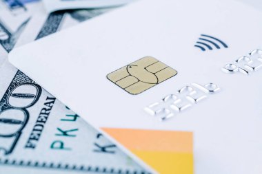 Kredi kartı ödeme dolar faturası. Bankamatik kartıyla birlikte Washington Amerikan parası. Kullanıcı parası beyaz arka plan. Para kavramı