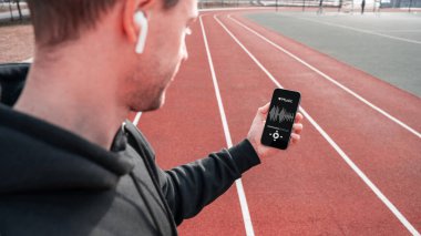 Spor müziği. Müzik kompozisyonu. Yaşam stili egzersiz adamı eğitimi. Fitness, spor, yaşam tarzı konsepti